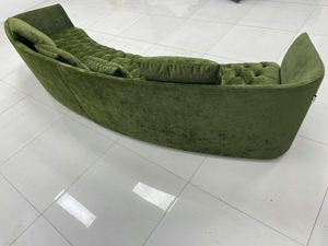 Sofá Curvo Francés en la Sala de Estar Diseño creativo del ensamblaje de elementos en la superficie lunar del diseñador. Sofá Moderno en el Penthouse Grande. - Product Image 5