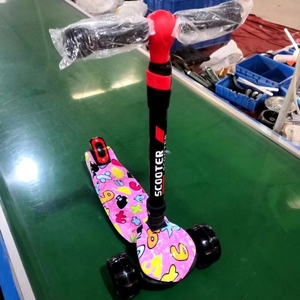Vente en gros de jouets pour enfants, Scooter à pied 3 roues en Pu, trottinette à pied à vendre - Product Image 5