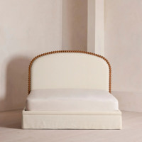 Lit en tissu blanc classique américain, taille Queen, avec tête de lit à bord arrondi et base à jupe, ensemble de meubles de chambre à coucher pour la maison