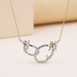 Collar con Colgante de Diamantes Entrelazados Clásico para Mujer, Diseño Floral Dorado, Joyería Fina - Product Image 1