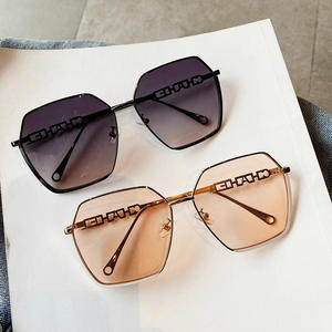 เฉาแว่นกันแดดทรงไม่สมมาตรสำหรับผู้หญิงสีดำทองเลนส์ Ac ป้องกันรังสียูวี 400 ประเภท 3 แว่นกันแดดแฟชั่นสไตล์สตรีท - Product Image 3