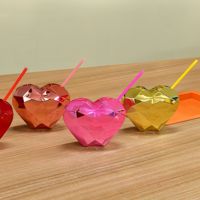 Gobelet isotherme en plastique moderne de 600 ml, best-seller transfrontalier, en forme de cœur, créatif, électroplaqué, avec paille et dos haut, pour l'école