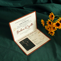 Invitations de mariage pour passeport à texture laminée marron foncé personnalisées avec enveloppes assorties pour événement de mariage