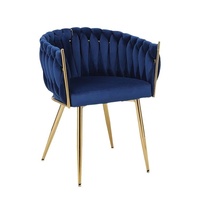 Chaise de salle à manger de luxe avec revêtement en velours et pieds en métal doré, idéale pour la salle à manger et le salon.