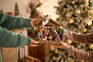 Statuine del Presepe di Natale Valery Madelyn con Luci LED, Set Sacra Famiglia in Resina Rossa e Oro per Interni, Casa, Tavolo/Camino - Product Image 3