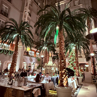 Grand palmier artificiel de 2,5 à 10 m, résistant aux UV, avec tronc en fibre de verre, pour la décoration de parcs à thème/hôtels.