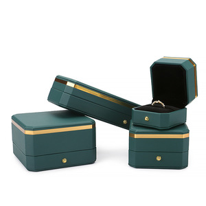 Caja colgante de anillo de cuero PU con lado dorado de esquina octogonal personalizada pulsera caja de embalaje de joyería de cadena larga - Product Image 5