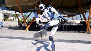 ชุดหุ่นยนต์คล้ายมนุษย์แบบ R1น้ำหนักเบาข้อต่อยืดหยุ่นรองรับการพัฒนาสายรองการปรับแต่งภาษาและการเต้น - Product Image 2