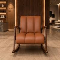 Fauteuil à bascule moderne du milieu du siècle, en cuir caramel, avec structure en teck doré, fauteuil d'appoint pour salon, chambre, bureau à domicile, appartement