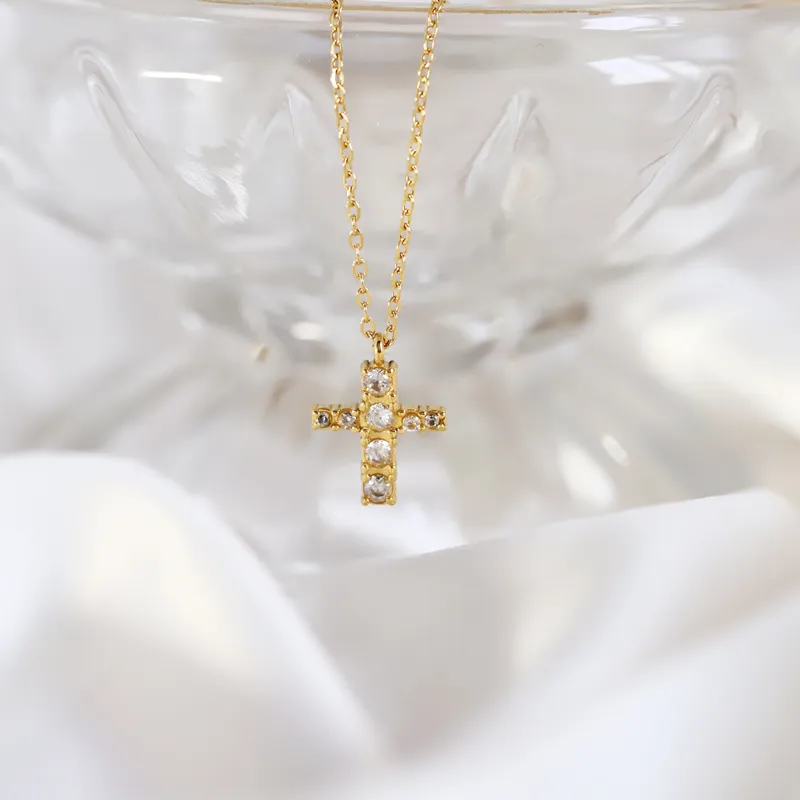 MICCI Großhandel 18 Karat vergoldet Edelstahl Schmuck Damen kleine Zirkonia Diamant Jesus Kreuz Anhänger Halskette für Frauen