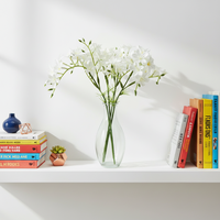 Fleur artificielle élégante faite à la main Primula Malacoides avec fausse eau dans un vase en verre pour la décoration de la maison et du mariage