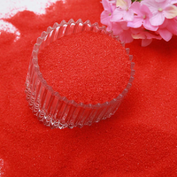 La Color Sand Factory vend du sable de couleur rouge foncé, idéal pour les cérémonies de fondation ou les célébrations d'ouverture.