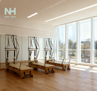 Reformer Pilates en chêne, équipement de fitness multifonctionnel en bois clair pour studio de Pilates esthétique