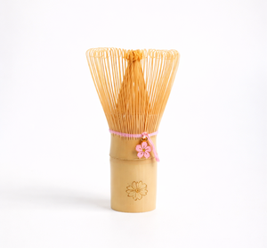Batidor de Matcha de Bambú Hecho a Mano con Logotipo Personalizado OEM de Fábrica, Chasen <span class=keywords><strong>Japon</strong></span>és de Bambú Oscuro con Cuerda de Color Personalizada y Encanto - Product Image 2