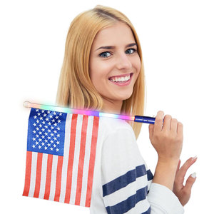 Venta al por Mayor de Banderas LED con Logotipo Personalizado, Bandera de Estados Unidos con Luz LED, Funciona con Pilas, Rojo, Blanco y Azul, de Plástico, para Fiestas del 4 de Julio - Product Image 4