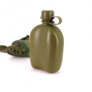 Usine d'origine G.I. Style 1 QT. Gourde en plastique avec housse camouflage Woodland en nylon pour le sport - Product Image 2