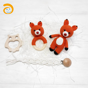 Venta al por mayor ganchillo algodón Animal madera bebé mordedor sonajero conejito ganchillo León ganchillo Animal ganchillo mordedor juguete - Product Image 6