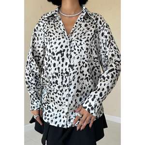Camisa de satén con estampado de leopardo para mujer, blusa informal asimétrica con botones para el día a día - Product Image 2