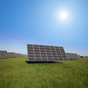 Farola LED de energía solar integrada para exteriores con rieles y soportes de panel solar Un sistema de montaje