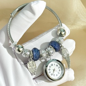 Montres à quartz pour <span class=keywords><strong>femmes</strong></span> avec bracelet ajustable orné de perles, de petites fleurs, de papillons et de cœurs - Product Image 5