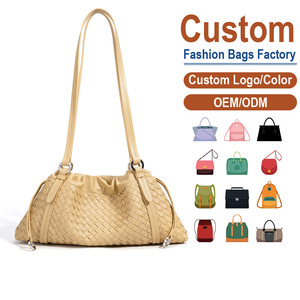 Sac bandoulière en cuir pleine fleur véritable – Texture grainée fine + Breloque cœur en cuir + Porte-monnaie amovible | Personnalisable - Product Image 1