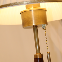 Lampe de table vintage en laiton massif avec poteau en bois de noyer, abat-jour en tissu plissé doux, cordon de tirage, lampe de chevet décorative pour la maison et l'hôtel