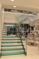 Escalier en verre en zigzag, designs d'escaliers intérieurs personnalisés
