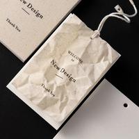 Etiquettes de vêtements de luxe personnalisées typographie cartes d'étiquettes volantes en carton de première qualité pour emballage de chemises, y compris cordes de suspension