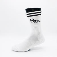 Vente en gros de chaussettes avec logo brodé jacquard au design personnalisé Chaussettes épaisses en coton pour hommes et femmes Chaussettes d'équipage respirantes
