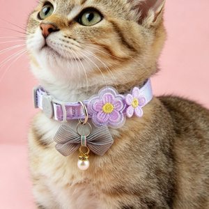 Collier pour chat mignon avec broderie florale et nœud, réglable, en polyester doux, avec pendentif perle pour chats et petits animaux - Product Image 1