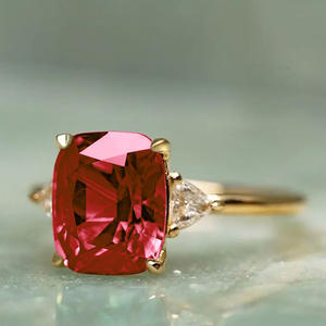 Anello Smeraldo H246 in Oro Massiccio 18K con Montatura a Griffe, Anello da Donna per Fidanzamento con Gemma e Accento di Diamante Taglio Triangolare - Product Image 4