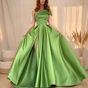 Abito da sera estivo elegante e sexy monospalla in raso verde, lungo fino al pavimento, a trapezio, tinta unita, casual, traspirante, con spacco alto, per donna - Product Image 1