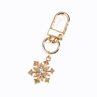Portachiavi Natalizio con Fiocco di Neve in Cristallo, Perle e Strass, Charm Metallico Invernale Luccicante per Borse da Donna