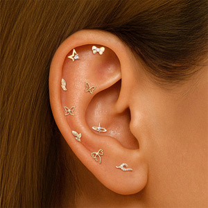 Boucle d'oreille à dos plat en argent sterling 925 plaqué or 18 carats, avec perle, papillon, zircon et nœud, pièce unique - Product Image 5