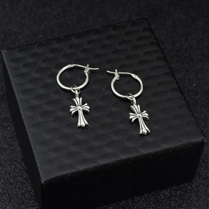 Boucles d'oreilles clous croix simples de luxe léger 2026, design de niche populaire, unisexe, en acier inoxydable, bijoux tendance, vente en gros - Product Image 2