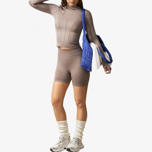 Completo Sportivo da Donna in Taupe: Top Corto a Maniche Lunghe Senza Cuciture e Pantaloncini a Vita Alta, Abbigliamento Compressivo per Yoga e Fitness - Product Image 4