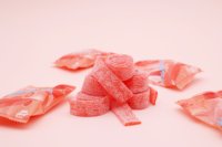 Bonbons gélifiés en rouleau saveur réglisse acidulée colorés, saveur fruitée, moelleux, halal, vente en gros