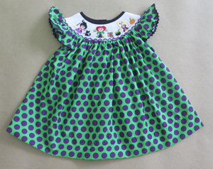 Conjunto de Halloween para Niños Pequeños, Diseño de Bruja, Verde y Morado con Puntos, Bordado a Mano - Product Image 4