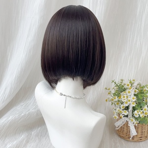 Perruque courte droite pour femme MEISU <span class=keywords><strong>avec</strong></span> <span class=keywords><strong>frange</strong></span> en forme de huit, densité 150 %, bonnet en filet semi-élastique, semi-tressée à la main - Product Image 2