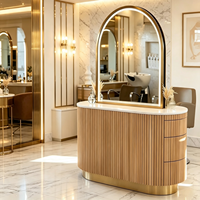 Station de coiffure moderne de luxe avec éclairage LED arqué, meuble cannelé en acier inoxydable et miroir de barbier pour salon de coiffure