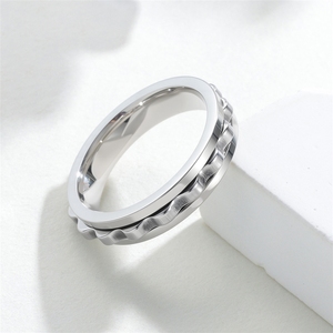 Anillo de Hombre Moderno de 6 mm, Diseño de Moda Europeo y Americano, Engranaje Giratorio Multicolor, Titanio Reductor de Presión - Product Image 3