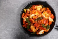 Pollo salteado picante a base de plantas-Receta coreana auténtica con salsa Gochujang Alternativa de carne vegana de alta proteína