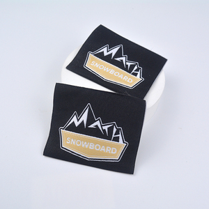 ป้ายทอสีทองแบบพับได้สั่งทำขายส่ง ลายดามัสก์<span class=keywords><strong>ค</strong></span>วามหนาแน่นสูง สำหรับเสื้อผ้าหรูห<span class=keywords><strong>ร</strong></span>า <span class=keywords><strong>ร</strong></span>ีดติดได้ พร้อมโลโก้ลายนูน หมาย<span class=keywords><strong>เลข</strong></span><span class=keywords><strong>ร</strong></span>ุ่น - Product Image 6