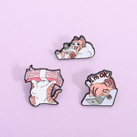 Top qualité vente chaude mignon chat chassant drame travail pour gagner de l'argent travailleurs métal doux émail épinglette Badge fabricant