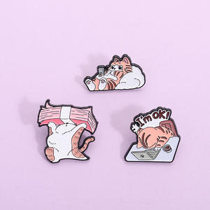 Hochwertige Hot Selling Cute Cat Chasing Drama Arbeit, um Geld zu verdienen Arbeiter Metall Weiche Emaille Anstecknadel Abzeichen Maker - Product Image 2