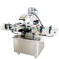 Machine de capsulage linéaire automatique pour bouteilles, avec système de serrage de couvercles et alimentateur à vis pour pompes à piston