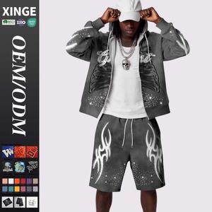 ชุดเซ็ตเสื้อฮู้ดซิปและกางเกงขาสั้นลำลองสไตล์วินเทจสำหรับผู้ชาย พิมพ์ลายกราฟิกหัวกะโหลกประดับเพชรเทียม  สามารถปรับแต่งได้ - Product Image 1