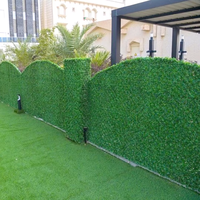 Clôture décorative artificielle de haute qualité en fausses aiguilles de pin vertes pour cour, jardin et intimité extérieure