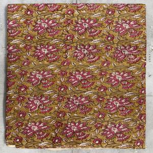 ผ้าฝ้ายหวีเนื้อนุ่ม น้ำหนักเบา ลายดอกไม้ ระบายอากาศได้ดี แห้งเร็ว เป็นมิตรกับสิ่งแวดล้อม เหมาะสำหรับตัดเย็บชุดเดรส ผลิตที่ราชสถาน สำหรับทุกคน - Product Image 1