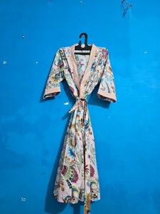 Bata Kimono de Algodón con Cuello en V y Estampado Floral para Mujer, Ropa de Dormir Cómoda y Transpirable, Hecha a Mano en India, para Damas de Honor - Product Image 5